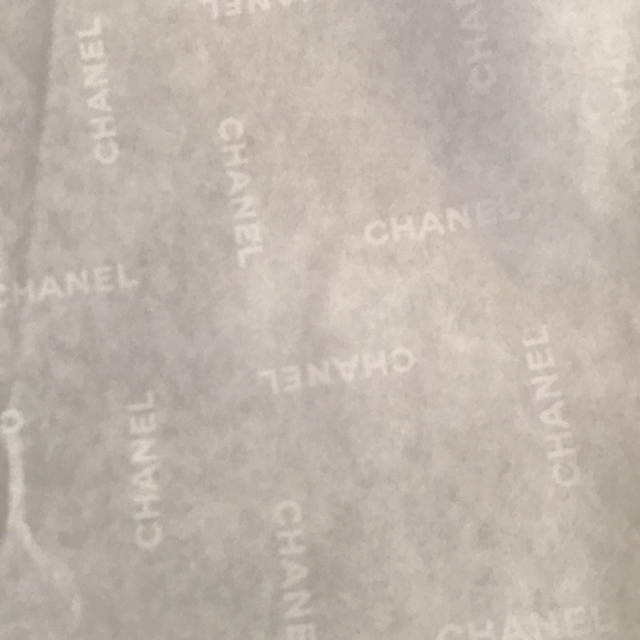 🌸NEW🌸 Chanel large gift box with tissue paper & shredded paper - Picture 9 of 15